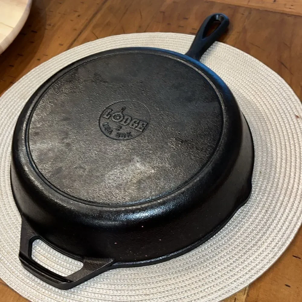 Vintage LODGE Cast Iron USA 8SK Clean Seasoned & Skillet - 10 1/4